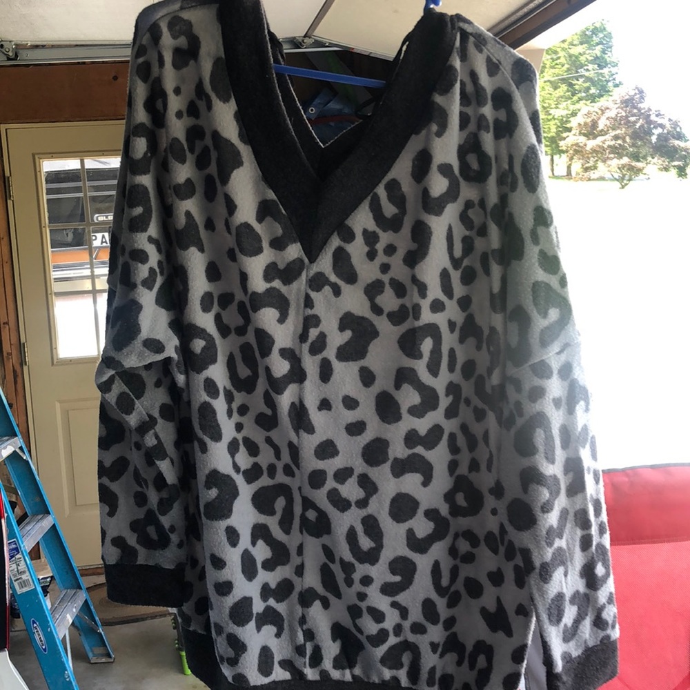 Xl fleece type sweater. V neck front and back.